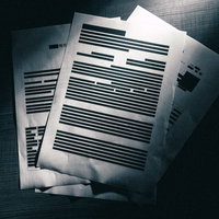 大部分が黒塗りされた機密書類の写真