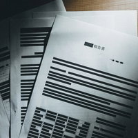 内容が墨消しされた報告書の書類の写真