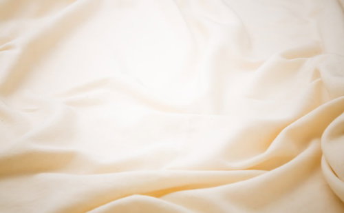 波打つクリーム色の柔らかい布地