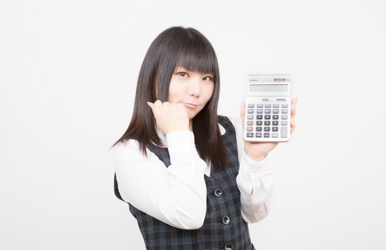 チェック柄ベストの女性が右手で電卓を掲げ左手を顎に添えている［モデル：Lala］