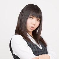 腕を組む黒髪ロングヘアの女性のポートレートの写真