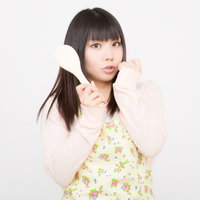 しゃもじを持ってこれから料理始めちゃうよ風なエプロン姿の新妻の写真