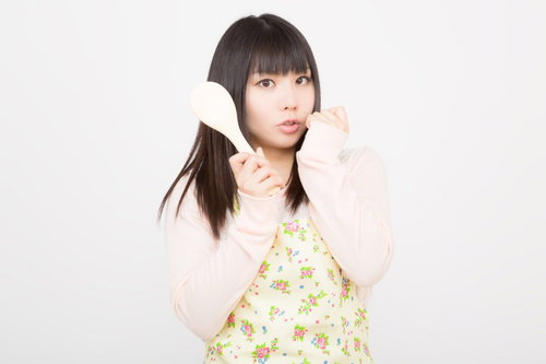 しゃもじを持ってこれから料理始めちゃうよ風なエプロン姿の新妻