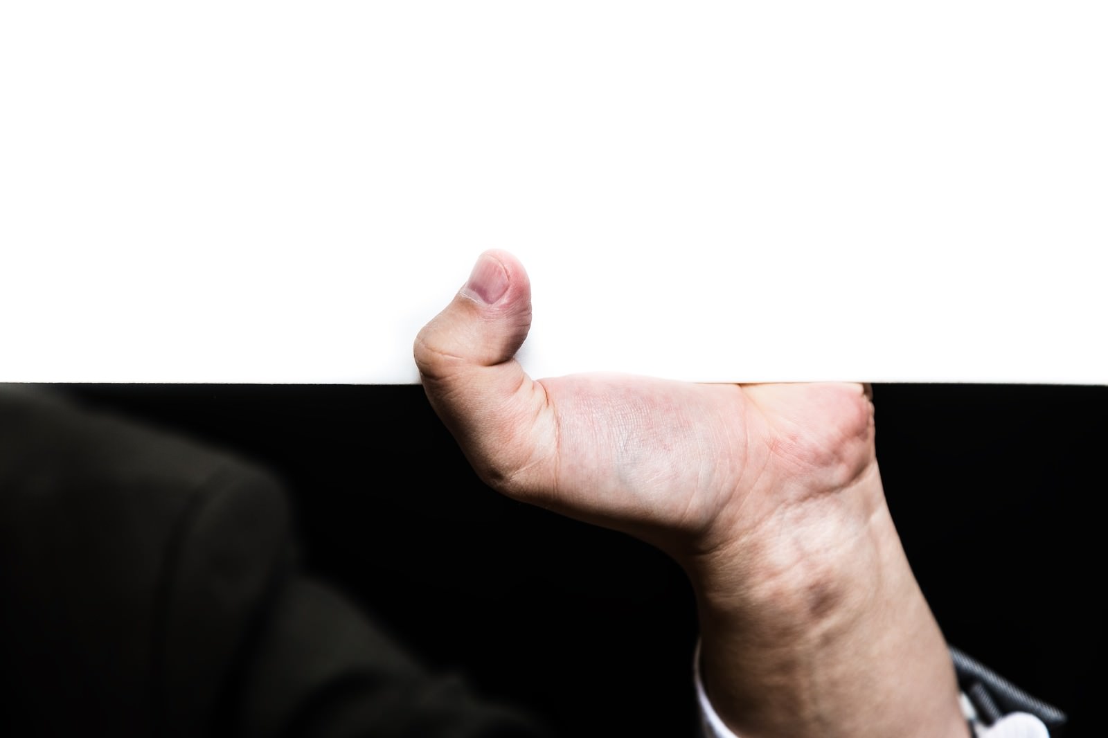 ホワイトボードを下から支えている男性の手のパーツ