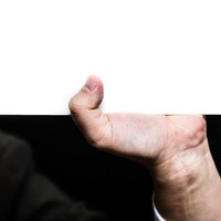 ホワイトボードを支える手のパーツの写真