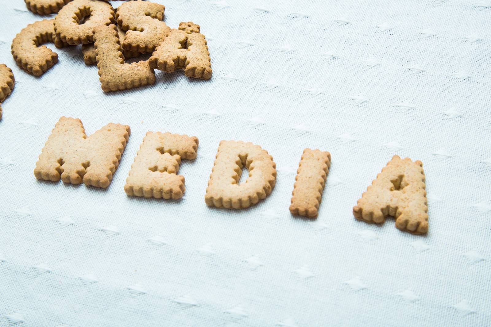 木目調の台にSOCIAL MEDIAと並べたアルファベットクッキー