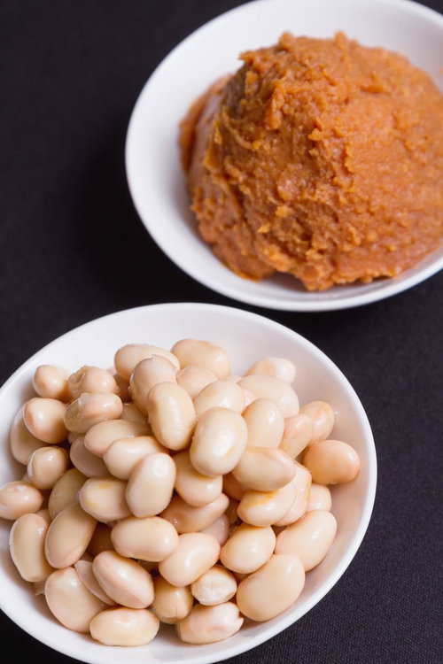 白い皿に盛った味噌と大豆