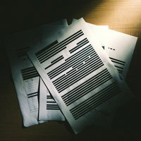 黒い線で内容が塗りつぶされた書類の写真