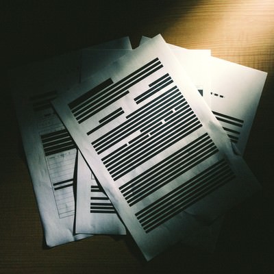 黒い線で内容が塗りつぶされた書類の写真