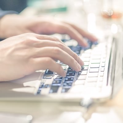 カフェでノマドしながら記事を書くライターの写真