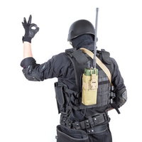 白背景でOKサインの了解ハンドサインを出す戦闘服の隊員の写真