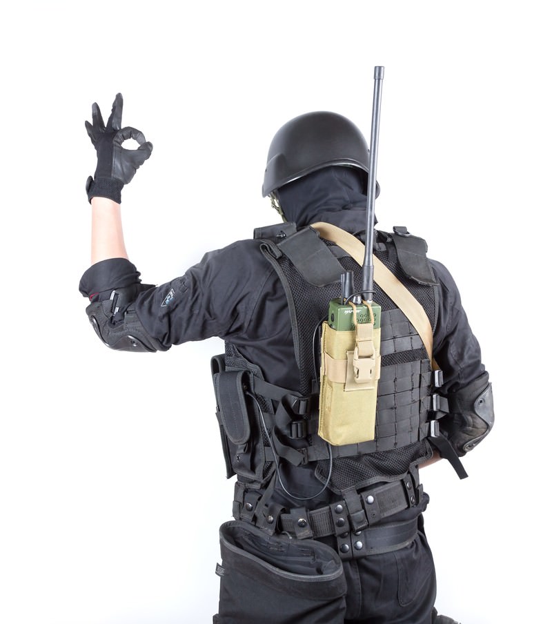 白背景でOKサインの了解ハンドサインを出す戦闘服の隊員［モデル：モデルリリース］