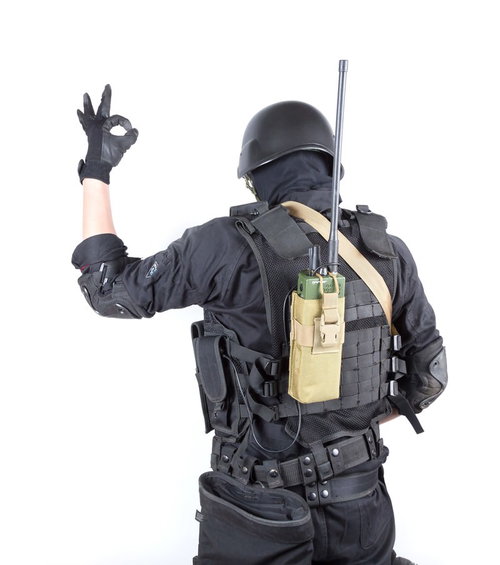 白背景でOKサインの了解ハンドサインを出す戦闘服の隊員