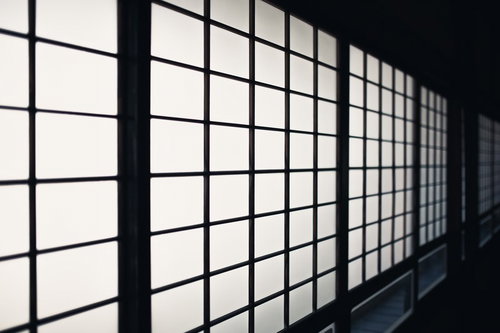 黒い木枠に白い半透明の紙が光を通す和室の障子