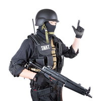 白背景でピストルのハンドサインを出すSWAT隊員の写真