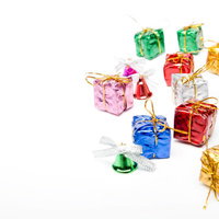 カラフルなリボン付きプレゼント箱が並ぶの写真