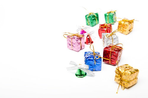 カラフルなリボン付きプレゼント箱が並ぶ