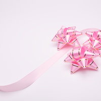 ピンク色のリボン飾り3つの写真