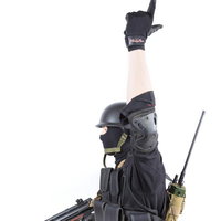 白背景でライフルのハンドサインを出す特殊部隊員の写真