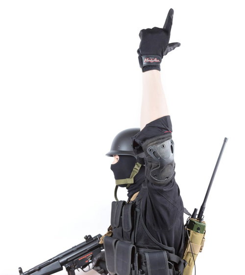 白背景でライフルのハンドサインを出す特殊部隊員