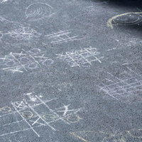 道路に描かれたマルバツゲームの落書きの写真