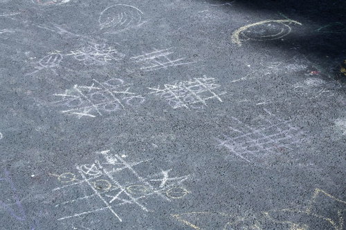 道路に描かれたマルバツゲームの落書き