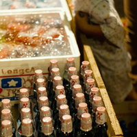 ラムネの瓶が並ぶお祭りの出店の写真