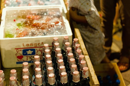 ラムネの瓶が並ぶお祭りの出店