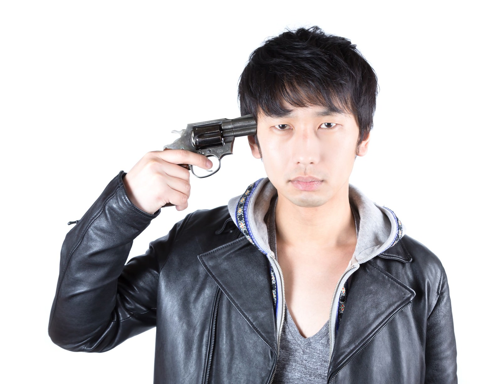 黒い革ジャケットの男性が拳銃を自分の頭部に向けている白背景のスタジオ写真［モデル：大川竜弥］