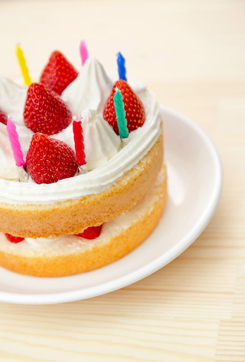 イチゴとろうそく付きの二段ケーキ