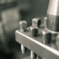 汎用旋盤のバイト台と複数の切削工具の装着状況の写真