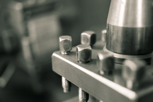 汎用旋盤のバイト台と複数の切削工具の装着状況