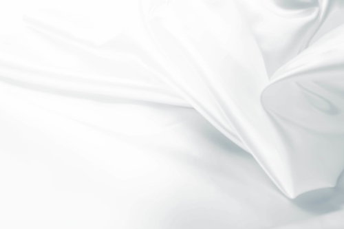 流れるように重なり合う白い布や紙のシルク風テクスチャー