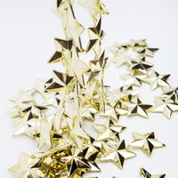 白い面に積み重なる金色の星型飾りの写真