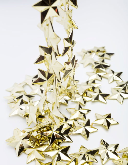 白い面に積み重なる金色の星型飾り