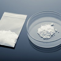 押収された小分け用パケとシャーレの小麦粉の写真