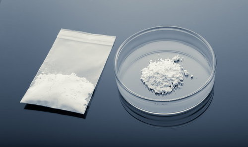 押収された小分け用パケとシャーレの小麦粉