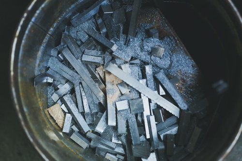 鉄シャンクの廃棄物が積もる工場用ドラム缶