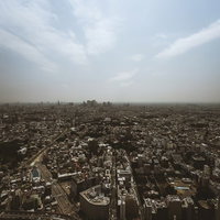 かすみがかった曇り空の東京の街並みのセピア風俯瞰の写真