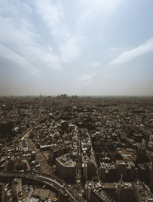 かすみがかった曇り空の東京の街並みのセピア風俯瞰