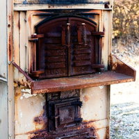 錆びた鉄製の古い焼却炉の写真