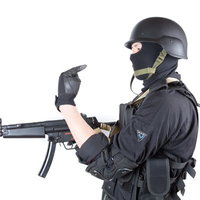 黒い装備で銃を構えるヘルメット姿の人物の写真