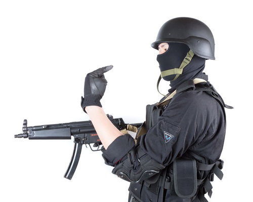 黒い装備で銃を構えるヘルメット姿の人物