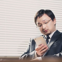 業務中に平静を装いスマホでFX中の外資系サラリーマンの写真