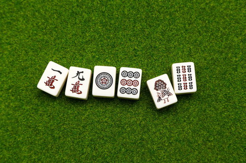 横に6個並んだ赤い漢字や絵柄の白い麻雀牌