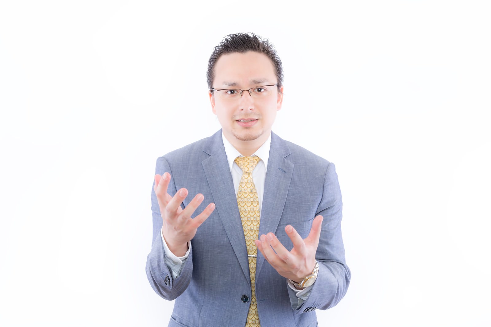 両手を広げて立つ眼鏡をかけた男性［モデル：Max_Ezaki］