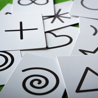 白黒の記号カードが並ぶ緑の面の写真