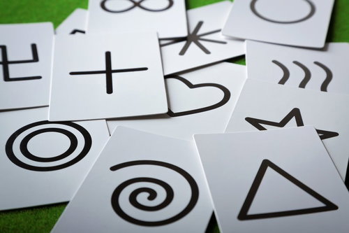 白黒の記号カードが並ぶ緑の面