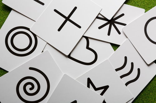 芝生の上に散らばった記号入りの白いカード