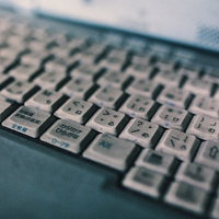 日本語キーが印字された汚れたノートパソコンのキーボードの写真